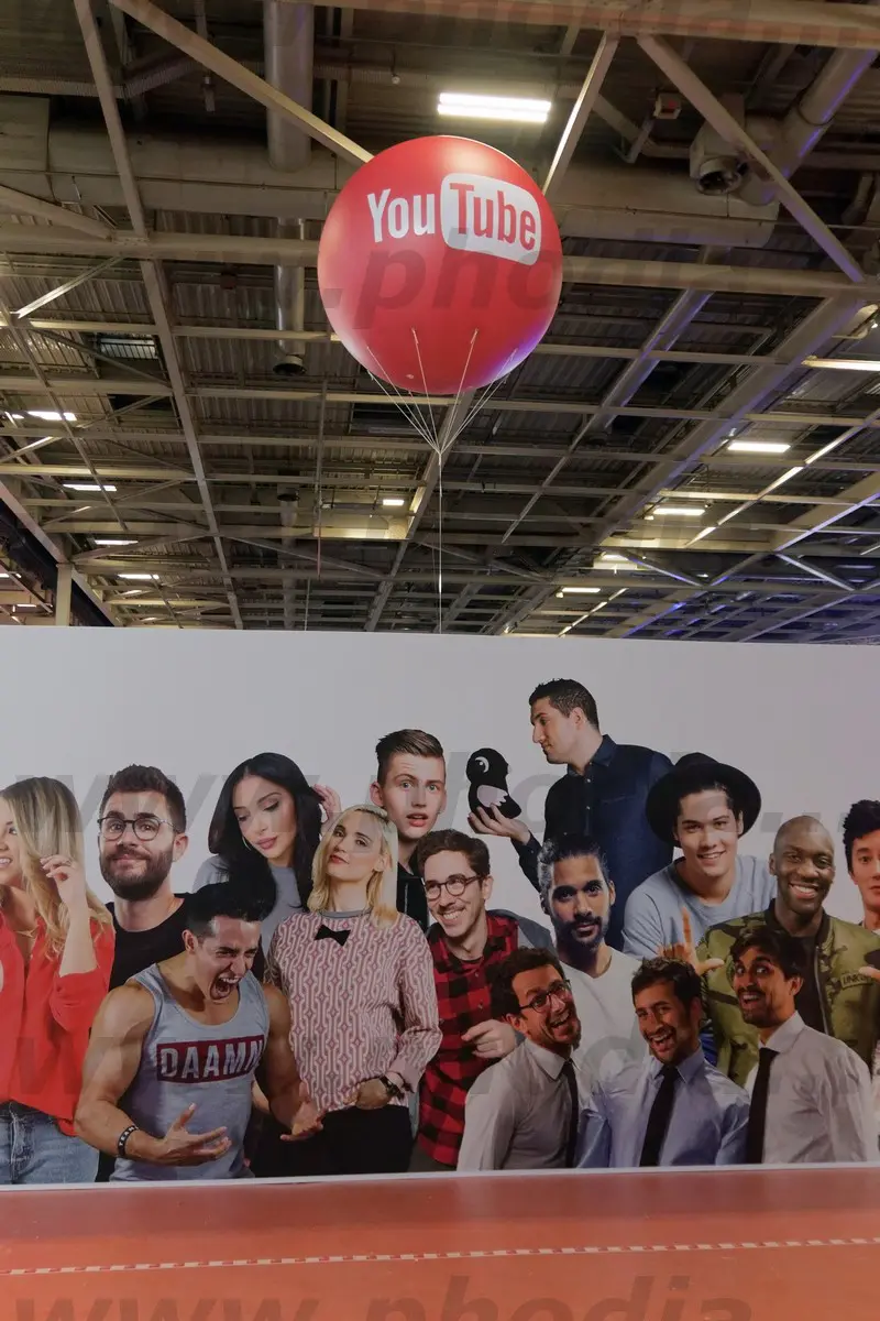 youtube space, ballon g&eacute;ant, h&eacute;lium, rouge, &eacute;v&eacute;nement, salon