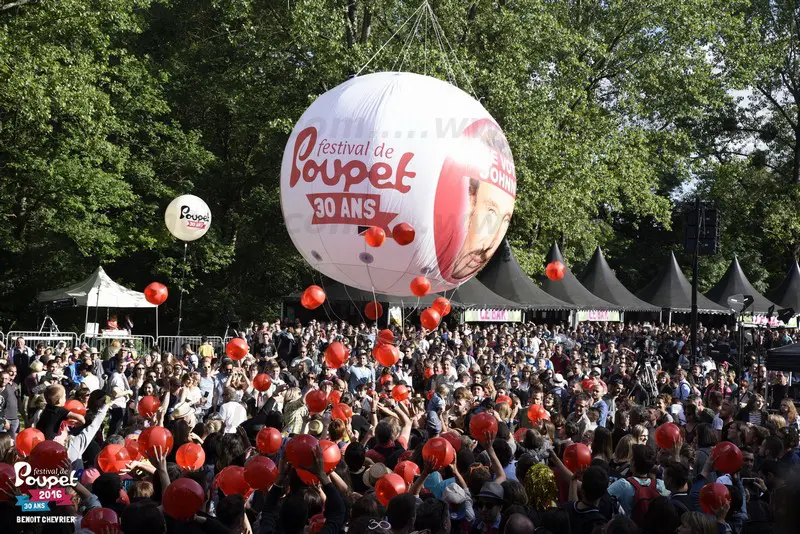 sph&egrave;re, h&eacute;lium, festival de poupet, blanc, rouge, concert, ext&eacute;rieur