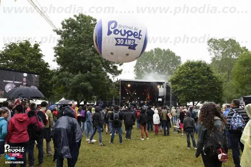 sph&egrave;re, h&eacute;lium, festival de poupet, blanc, bleu, concert, ext&eacute;rieur
