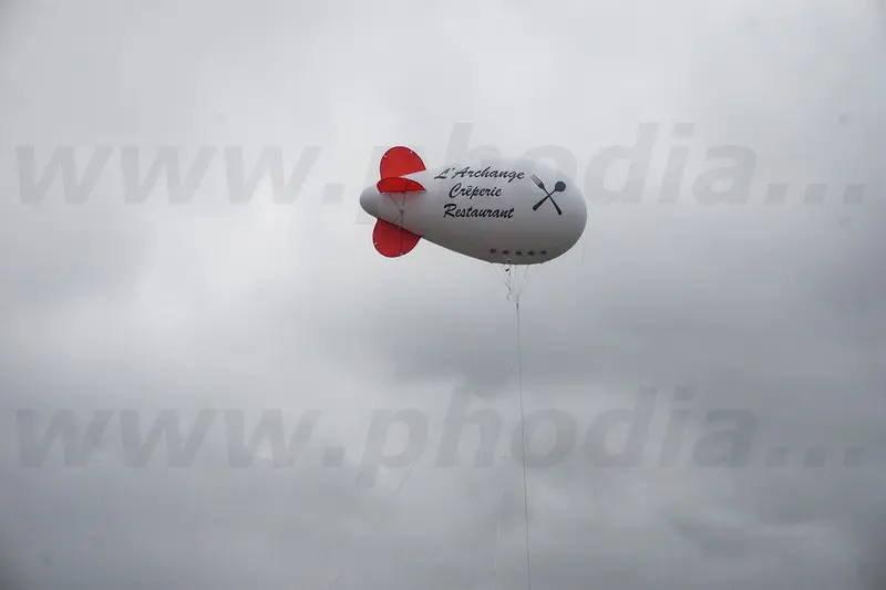 dirigeable, l'archange, mont saint-michel, blanc, rouge, restaurant, communication