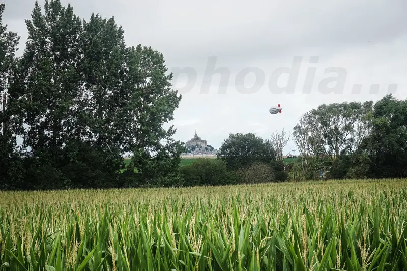 dirigeable, l'archange, mont saint-michel, blanc, rouge, restaurant, communication