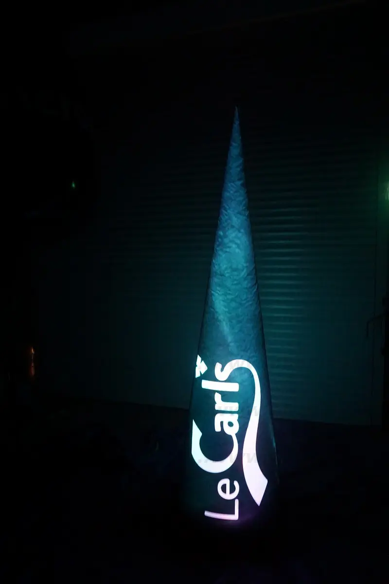 c&ocirc;ne, noir, sur mesure, air captif, le carls, &eacute;clairant