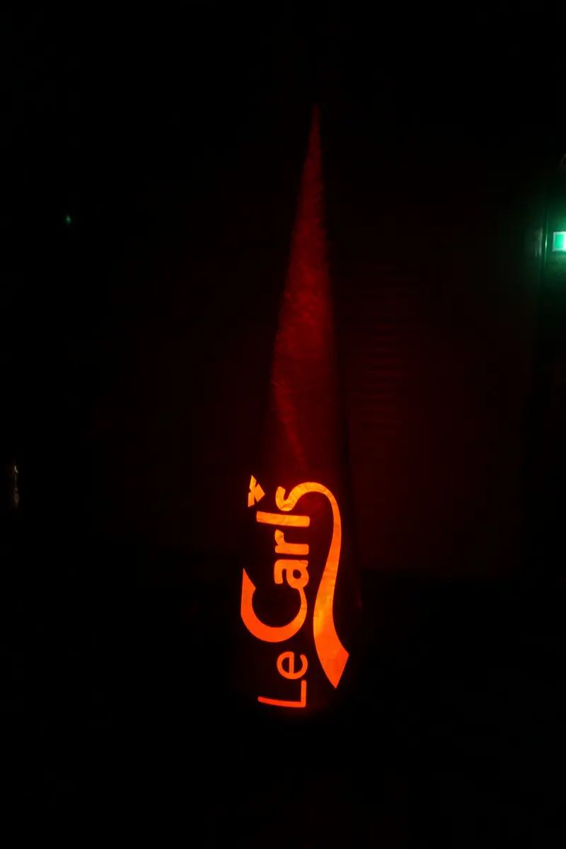 c&ocirc;ne, noir, sur mesure, air captif, le carls, &eacute;clairant