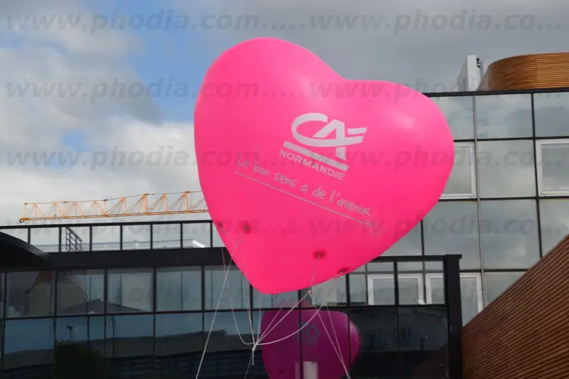 coeur, gonflable sur mesure, rose, cr&eacute;dit agricole, ext&eacute;rieur, communication, h&eacute;lium