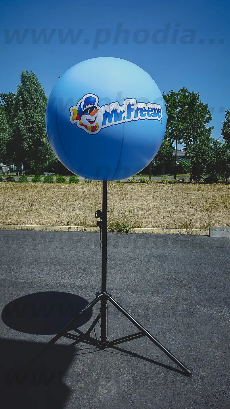 ballon 80 cm sur tr&eacute;pied de 2m70 pour une animation commerciale en ext&eacute;rieur