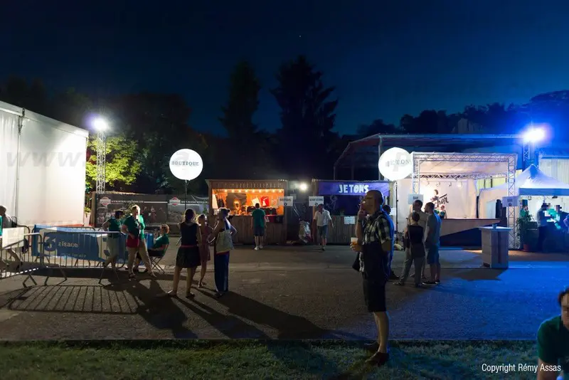 jazz au pays, bar, festival, ext&eacute;rieur, ballon sur tr&eacute;pied, &eacute;clairant, blanc