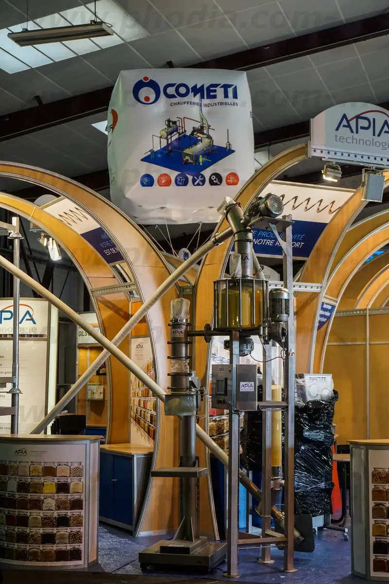 cube h&eacute;lium 2m pour un salon en int&eacute;rieur