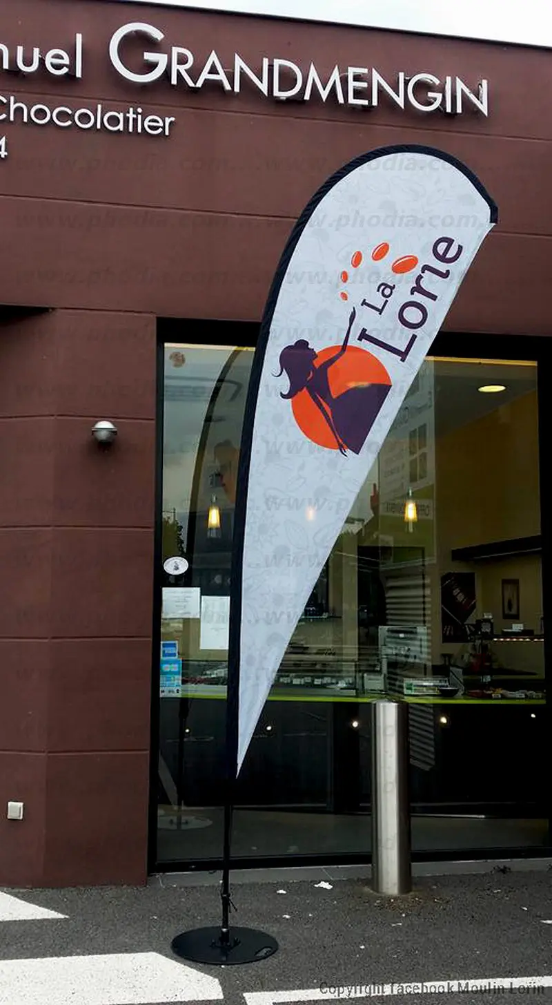 drapeau sur pied, La Lorie, ext&eacute;rieur, commerce