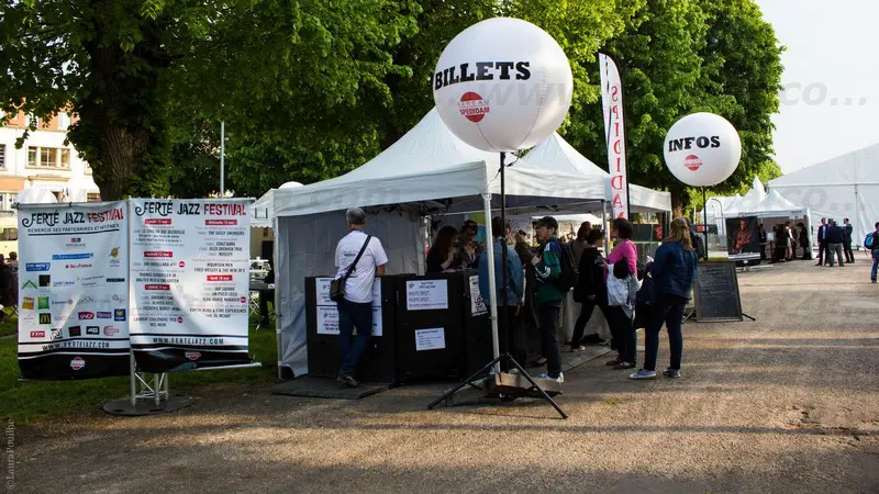 bar, frestival, ext&eacute;rieur, ballon sur tr&eacute;pied, &eacute;clairant, blanc