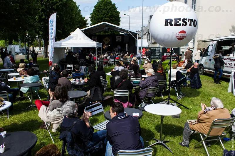 jazz au pays, bar, festival, ext&eacute;rieur, ballon sur tr&eacute;pied, &eacute;clairant, blanc