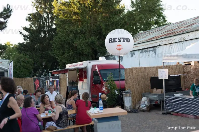 jazz au pays, bar, festival, ext&eacute;rieur, ballon sur tr&eacute;pied, &eacute;clairant, blanc