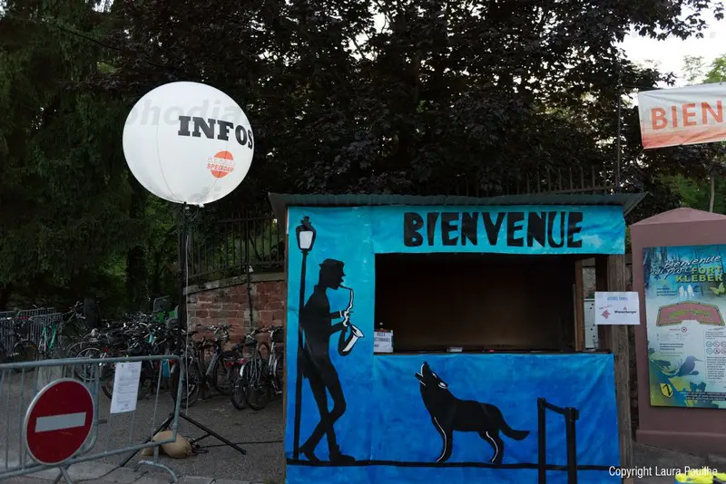 jazz au pays, bar, festival, ext&eacute;rieur, ballon sur tr&eacute;pied, &eacute;clairant, blanc