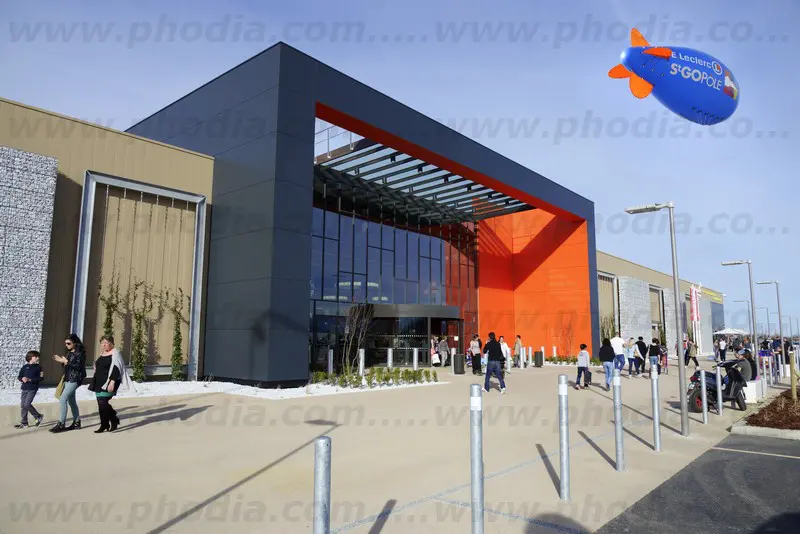 dirigeable, eleclerc, ouverture, h&eacute;lium, ext&eacute;rieur, commerce, st gop&ocirc;le