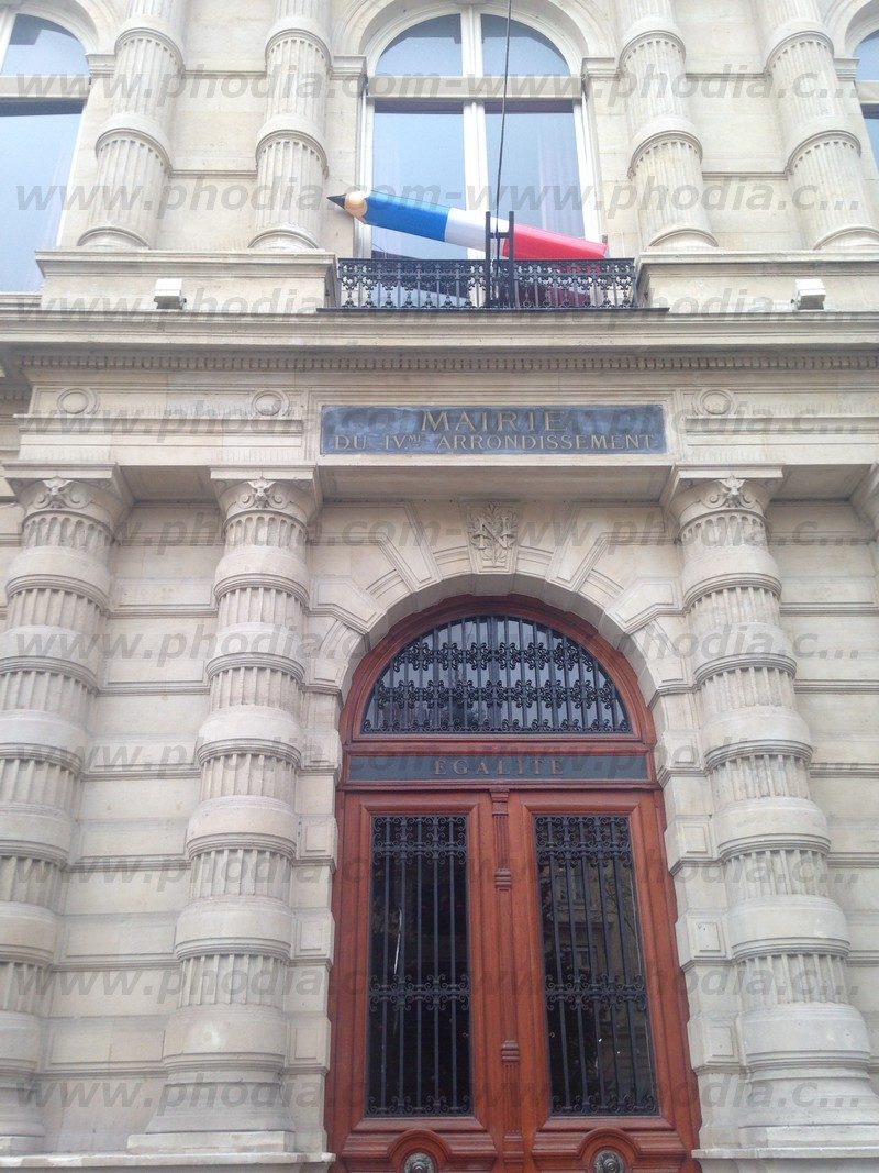 mairie-paris-crayon-gonflable-memorial-charlie