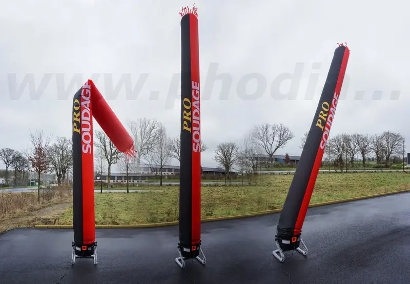 manche &agrave; air publicitaire de 6m pour une porte ouverte