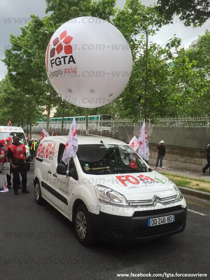 sph&egrave;re h&eacute;lium 2m blanche ext&eacute;rieur manifestation