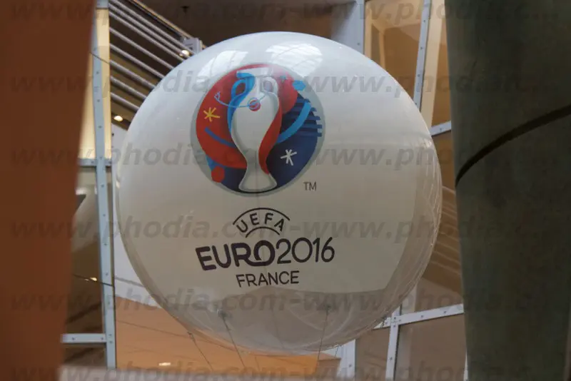 uefa-ballon-pub-signaletique-gonflable, h&eacute;lium, blanc, &eacute;v&eacute;nement sportif