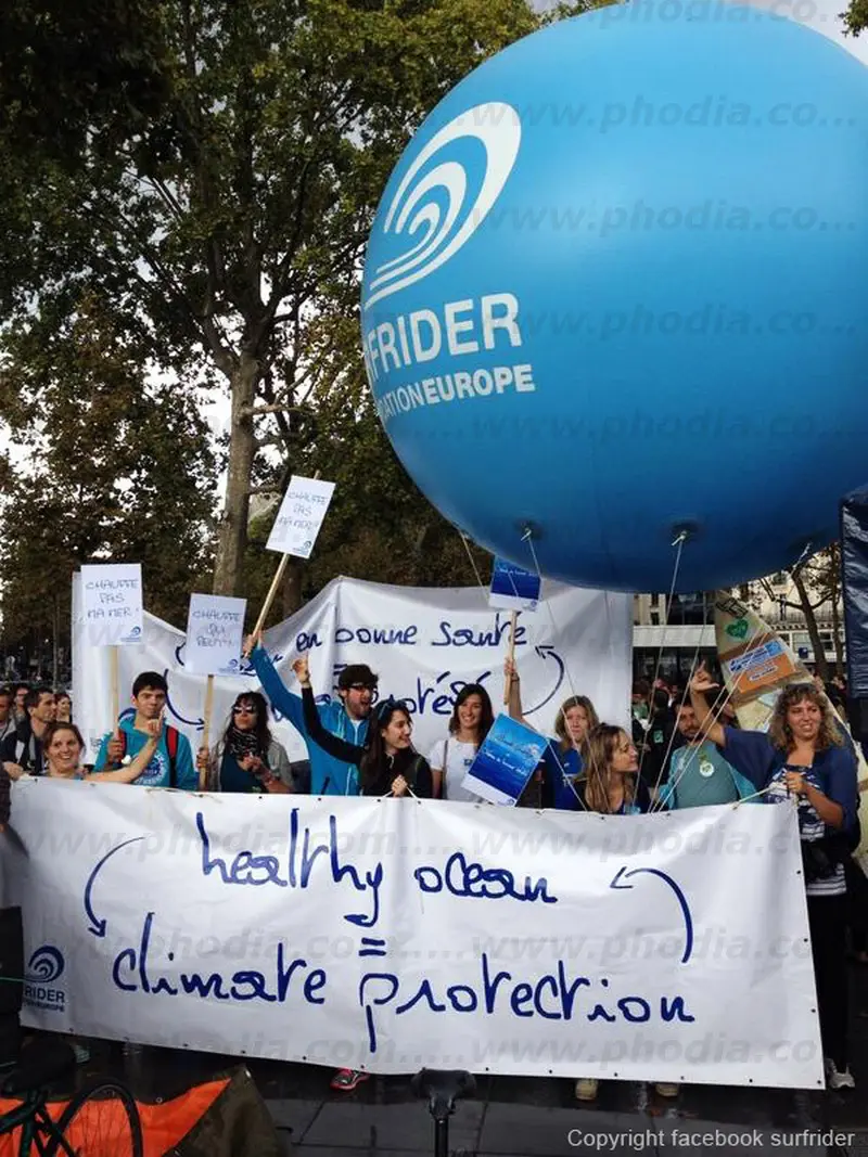 surfrider europe manif 2014, ballon g&eacute;ant h&eacute;lium