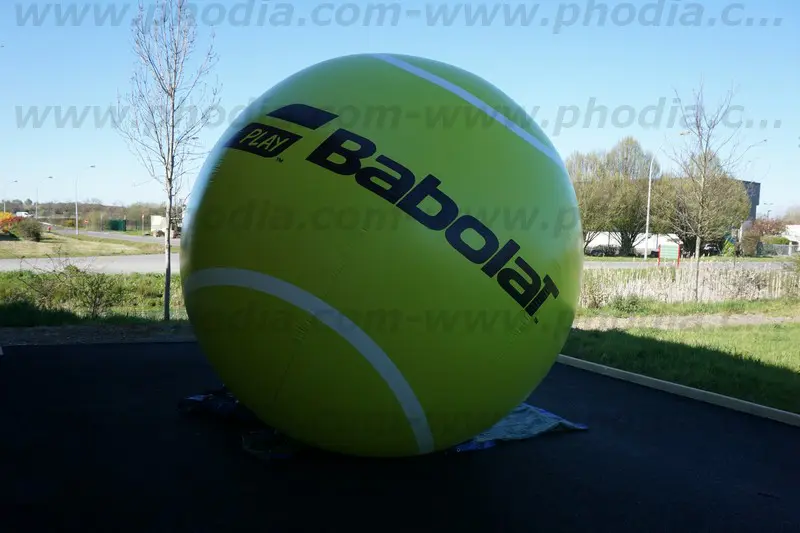 babolat, balle de tennis, volant, g&eacute;ant, air captif, &eacute;v&eacute;nement, spectacle