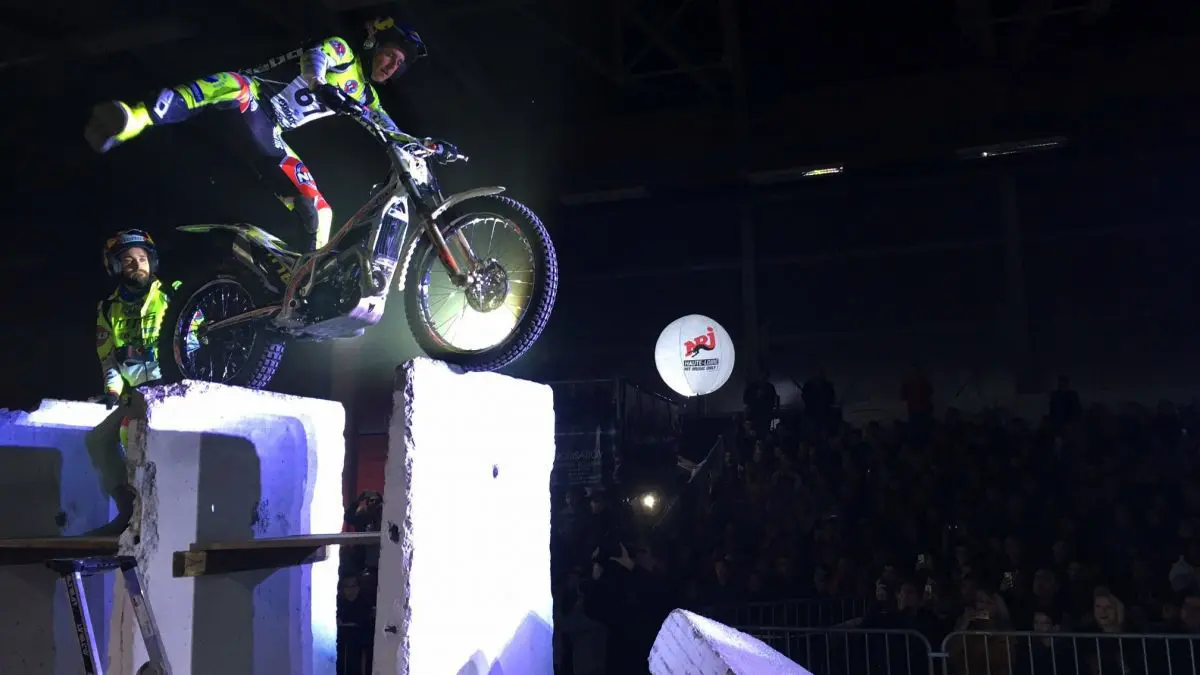 Ballon sur tr&eacute;pied 1m20 NRJ Haute Loire, Air, Ballon sur tr&eacute;pied (m&acirc;t 2m70), Blanc, &Eacute;v&eacute;nement sportif, Int&eacute;rieur, Lumineux, Sport - Animation, T&eacute;l&eacute;communications