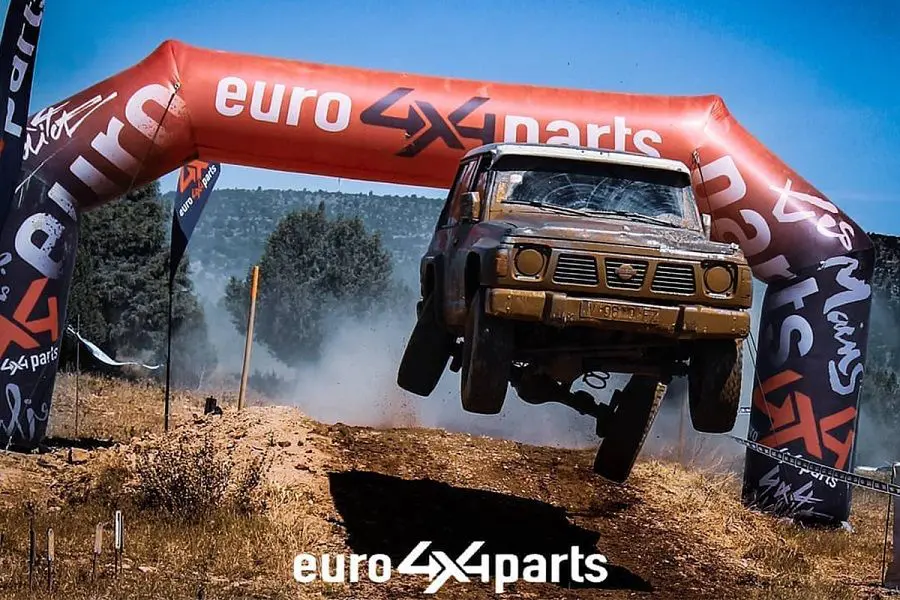 Arche 6m Euro 4X4 parts, Auto-ventil&eacute;, &Eacute;v&eacute;nement sportif, Ext&eacute;rieur, Sport - Animation, rouge