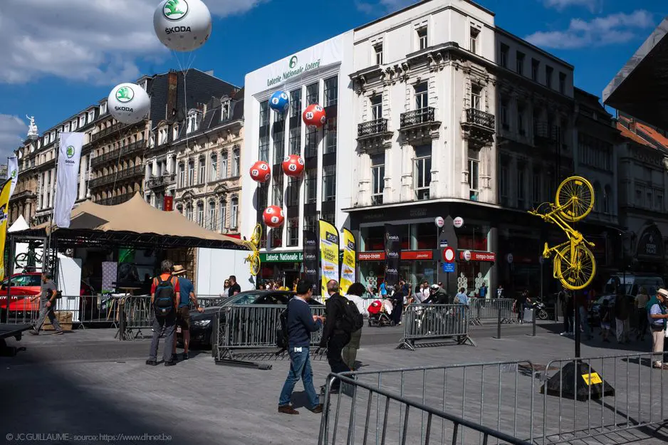 Sph&egrave;re 1m80 Loterie Nationale belgique, Air, Communication, &Eacute;v&eacute;nement sportif, Ext&eacute;rieur, Sph&egrave;re, Suspendu, Total covering