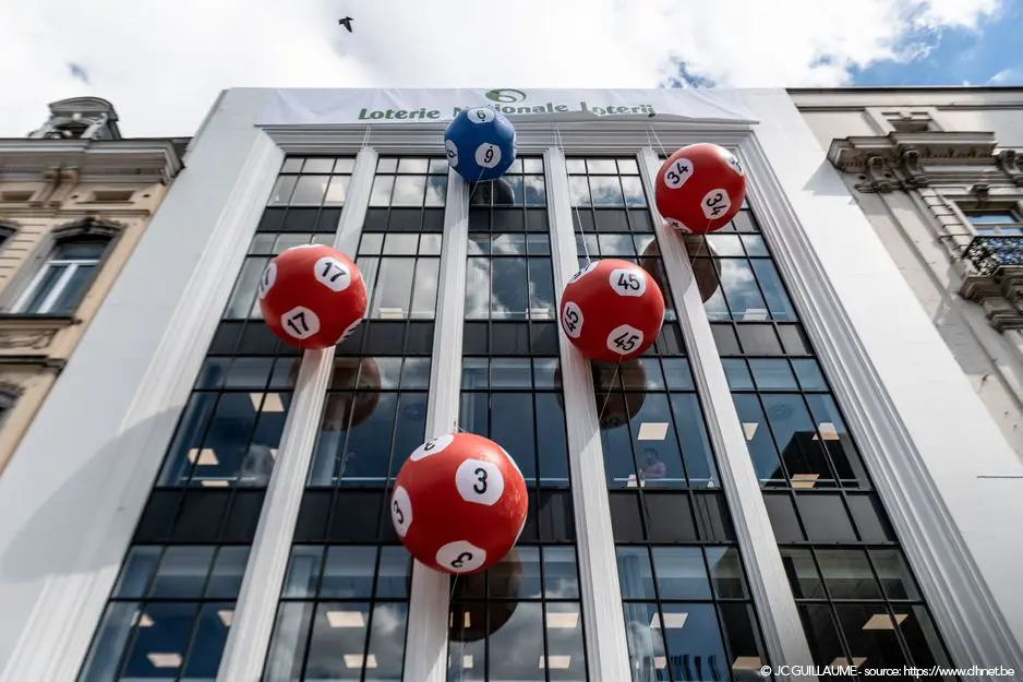 Sph&egrave;re 1m80 Loterie Nationale belgique, Air, Communication, &Eacute;v&eacute;nement sportif, Ext&eacute;rieur, Sph&egrave;re, Suspendu, Total covering