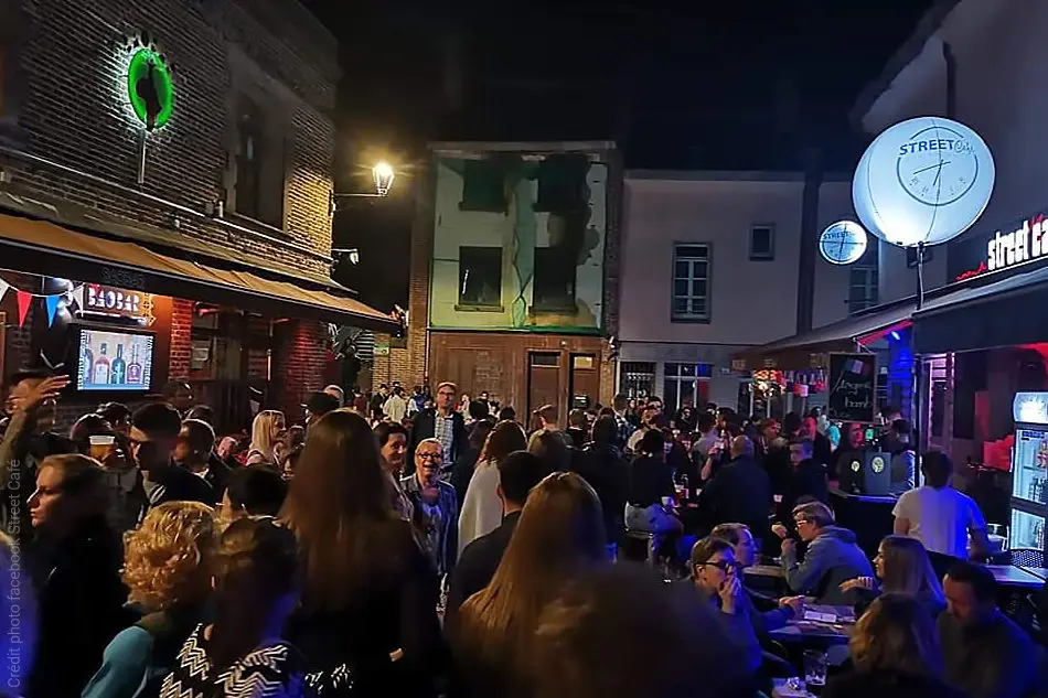 Ballon sur tr&eacute;pied 1m, Street Caf&eacute;,Air, Autres, Ballon sur tr&eacute;pied (m&acirc;t 2m70), Blanc, Communication, Ext&eacute;rieur, Festival / Concert, Lumineux