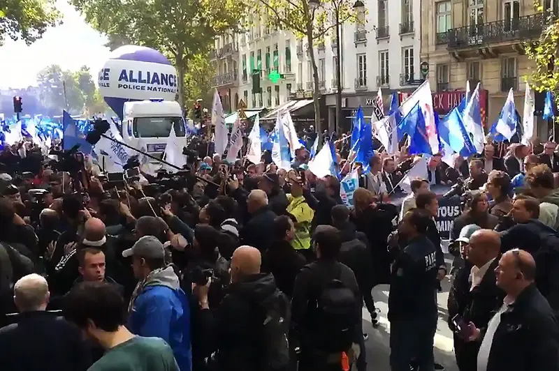 Montgolfi&egrave;re 5m Alliance PN capture tv manifestation policiers 2 octobre 2019, Administration / Fonction publique, Auto-ventil&eacute;, Ext&eacute;rieur, Manifestation, Montgolfi&egrave;re, Montgolfi&egrave;re auto-ventil&eacute;e, Police / Gendarmerie