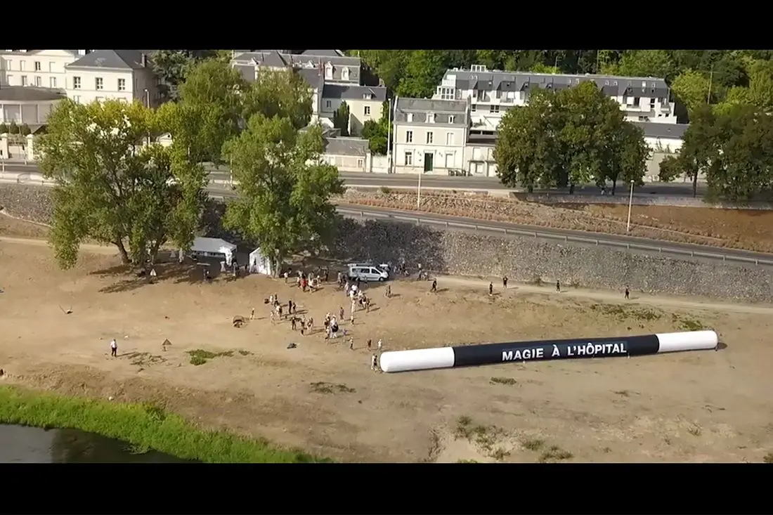 Baguette magique 37m, Magie &agrave; l&rsquo;h&ocirc;pital, Air, Association / Syndicat, Communication, Ext&eacute;rieur, PLV (air)