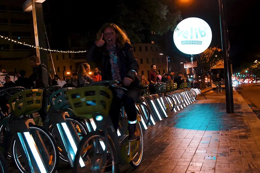 Ballon sur tr&eacute;pied 2m V&eacute;lib&rsquo;, Administration / Fonction publique, Air, Association / Syndicat, Autres, Ballon sur tr&eacute;pied (m&acirc;t 4m), Blanc, Communication, &Eacute;v&eacute;nement sportif, Ext&eacute;rieur, Lumineux, Mairie / Agglom&eacute;ration