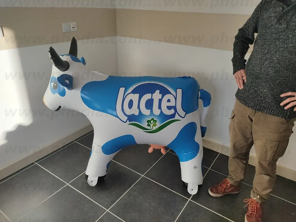 Vache lactel 135 cm, Agroalimentaire - Alimentation, Air, Animation commerciale, Communication, Lancement produit / Gala, PLV (air), Salon Description, bleu