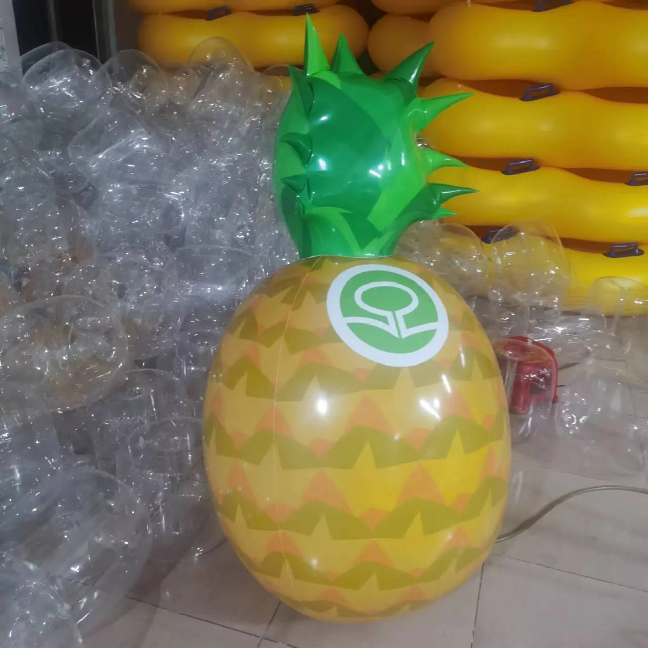 PLV en forme d'ananas, Air captif, PLV (air)