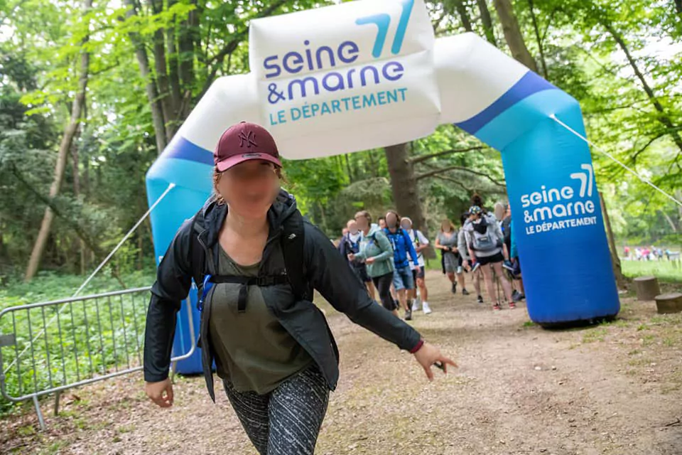 Arche de 6m pour un d&eacute;part de marche &agrave; pied pour le d&eacute;partement de Seine et Marne