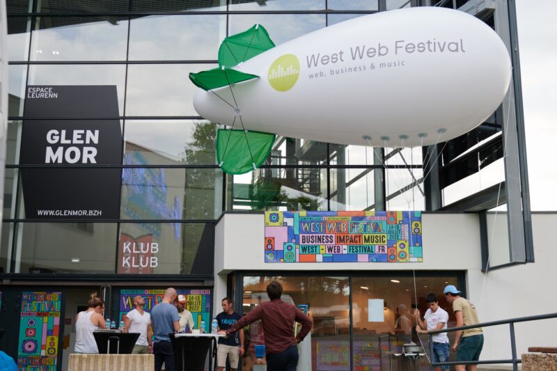 West web festival , dirigeable, 6m, blanc, extérieur