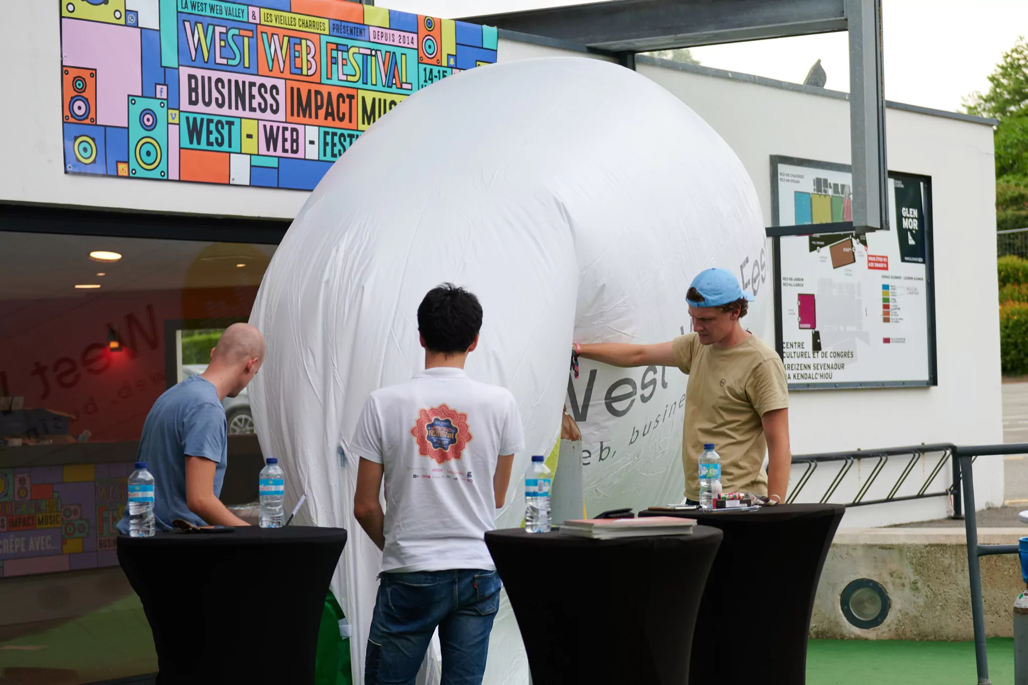 West web festival , dirigeable, 6m, blanc, ext&eacute;rieur