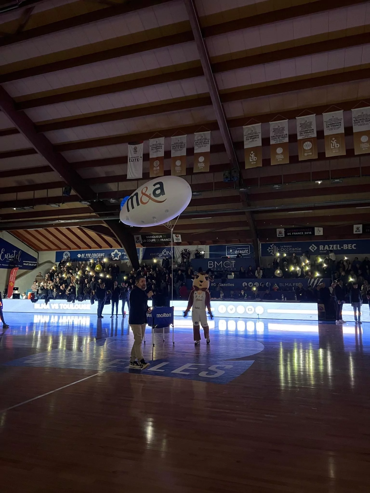 dirigeable de 3m pour un &eacute;v&eacute;nement sportif de basket