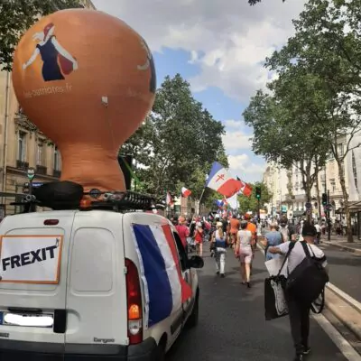 ballon publicitaire les patriotes en manifestation de rue