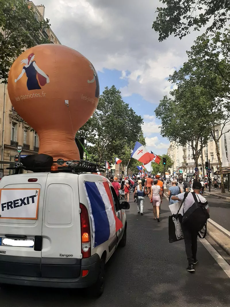 ballon publicitaire les patriotes en manifestation de rue