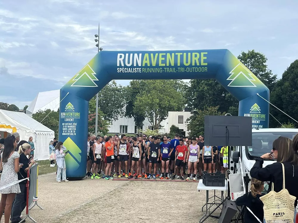 run aventure lorient arche publicitaire gonflee depart de course