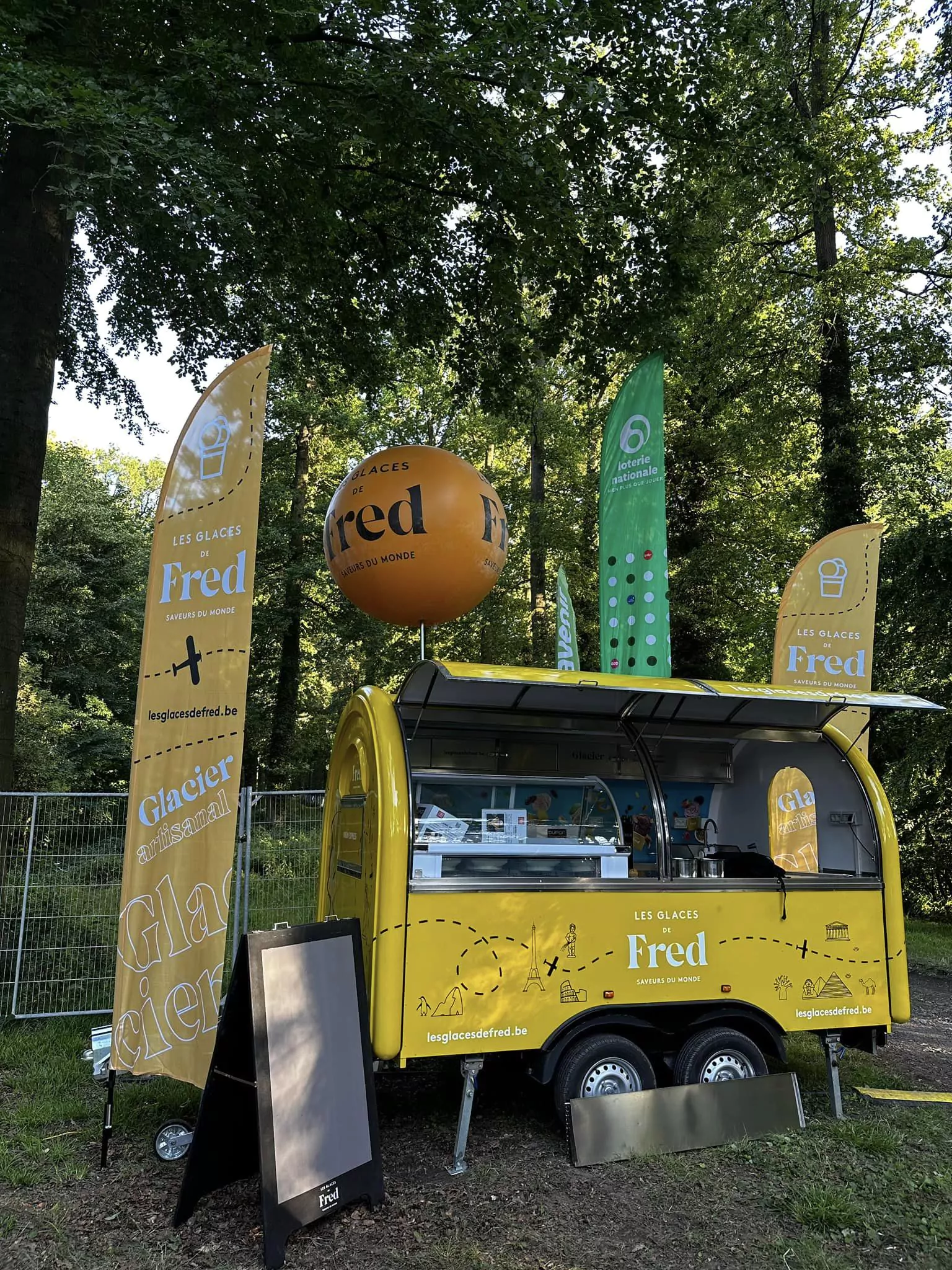 ballon tr&eacute;pied 1.60m Les glaces de Fred, festival LaSemo, orange