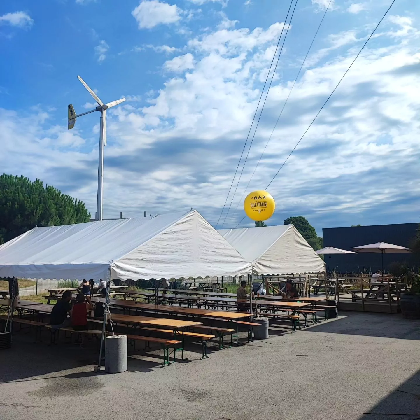 Ballon sur tr&eacute;pied 1,60m pour signaler l'emplacement d'un bar de festival