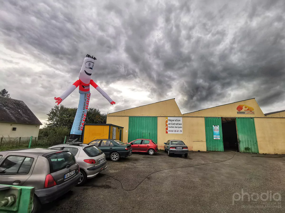 bonhomme dynamique dans un garage automobile &agrave; Ducey