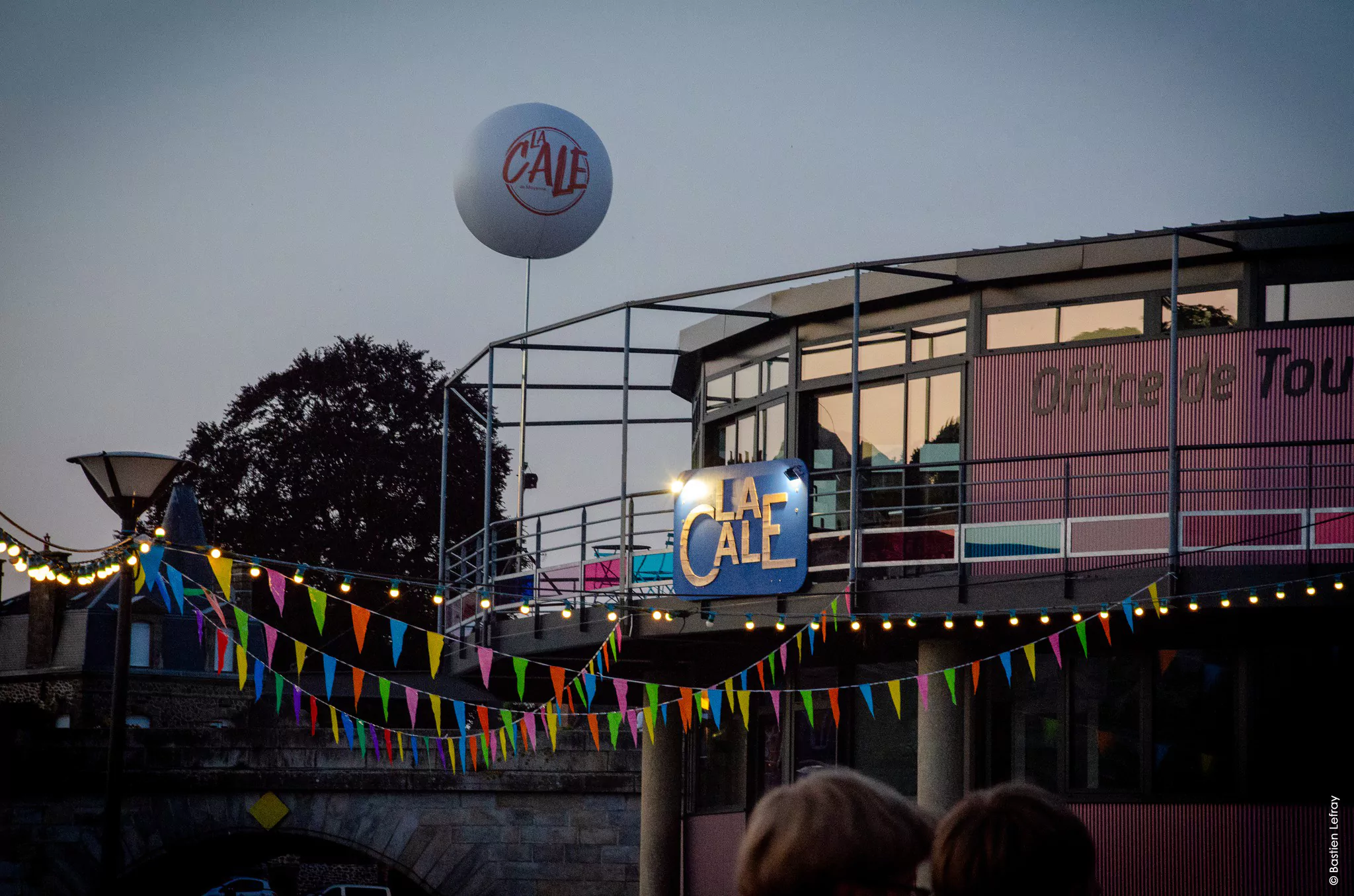 Ballon gonflable geant sur pied en terrasse de la cale