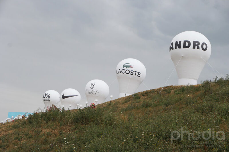 Structure gonflable en forme de montgolfière pour promouvoir l'ouverture d'un centre commercial près de Paris