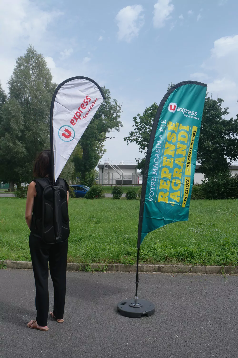 beachflag street marketing sur sac &agrave; dos