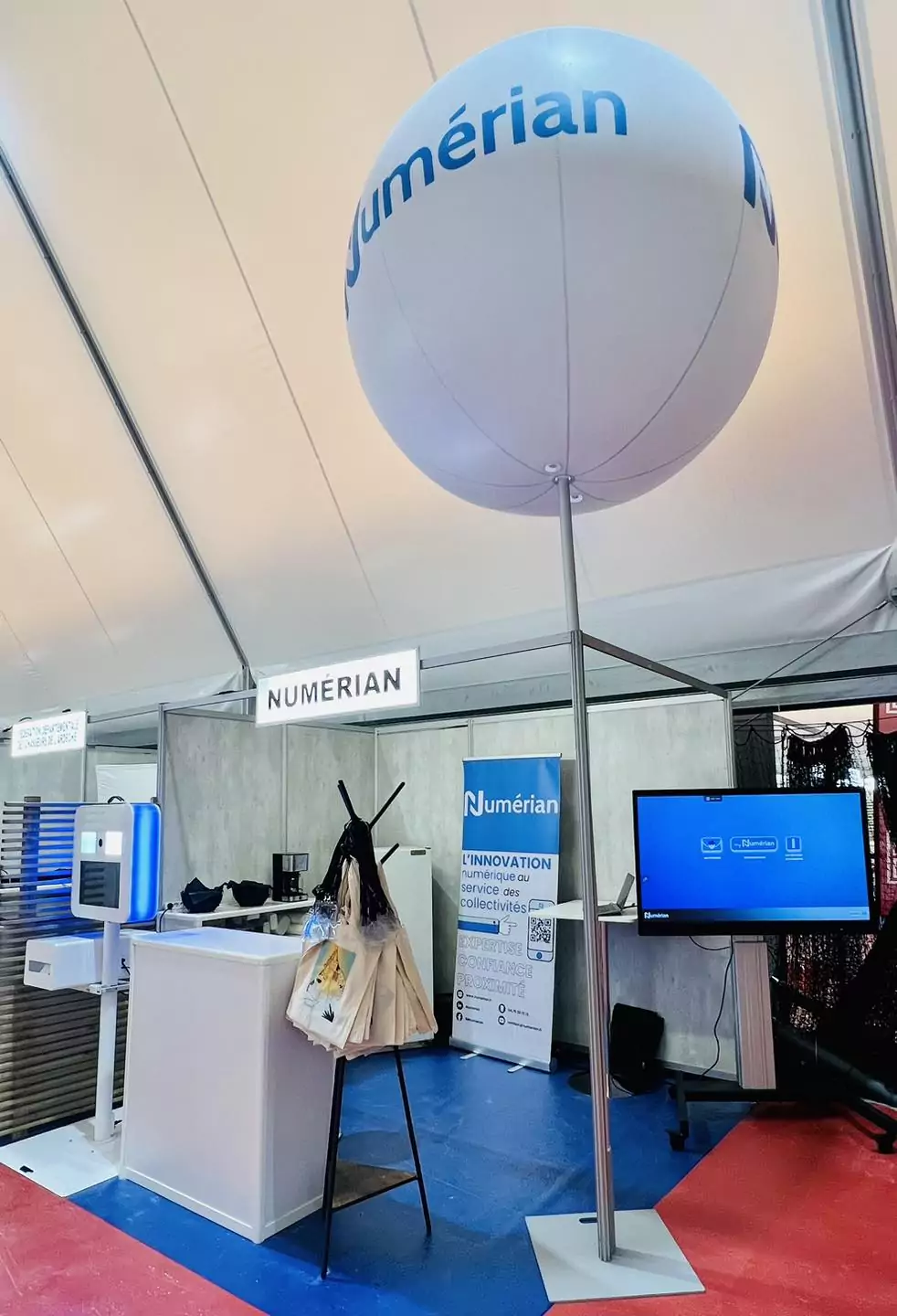 ballon publicitaire g&eacute;ant Num&eacute;rian sur les rencontres nationales de l'association d&eacute;clic