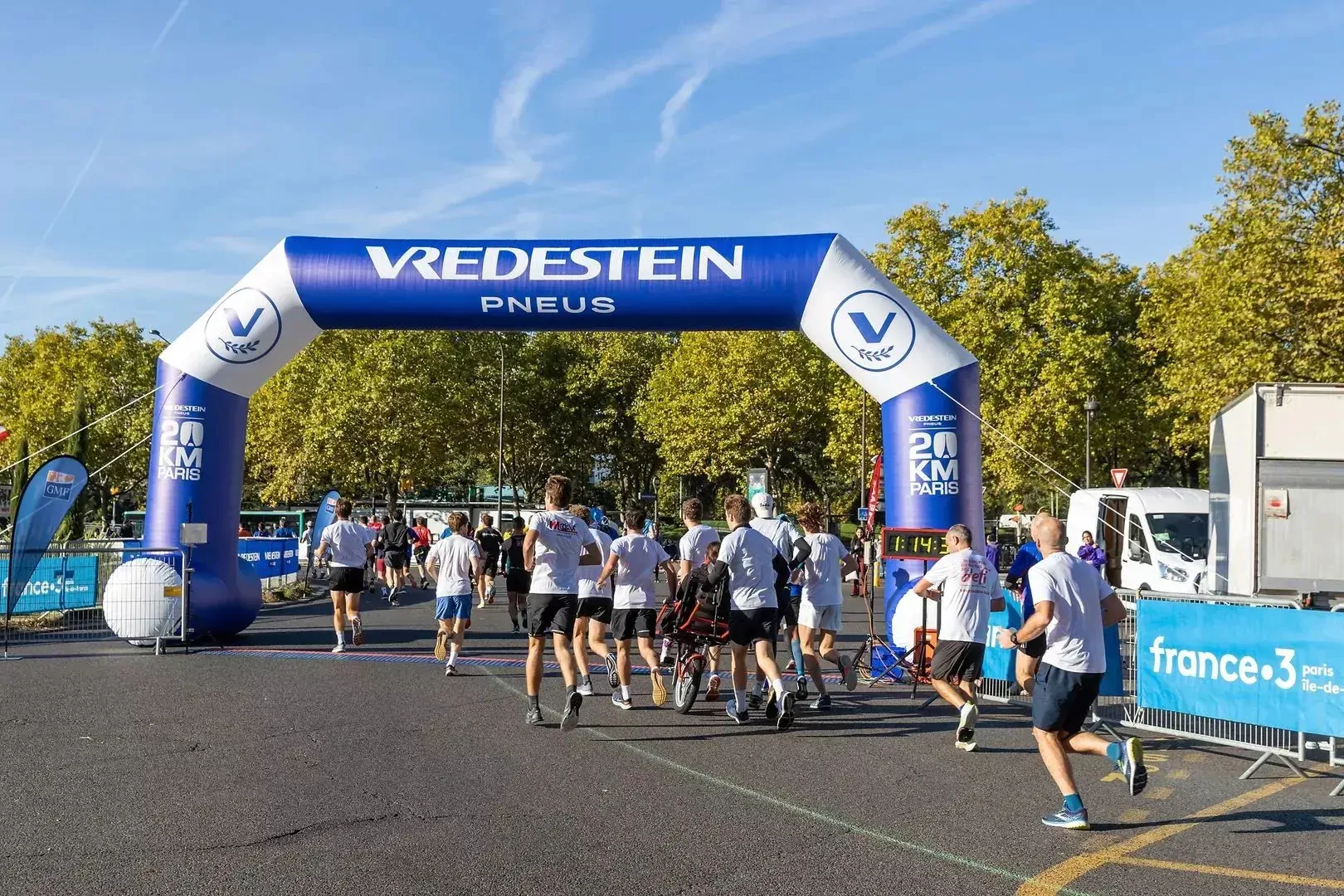 arche gonflable pour les 20km de Paris avec le partenaire officiel Vredestein pneus