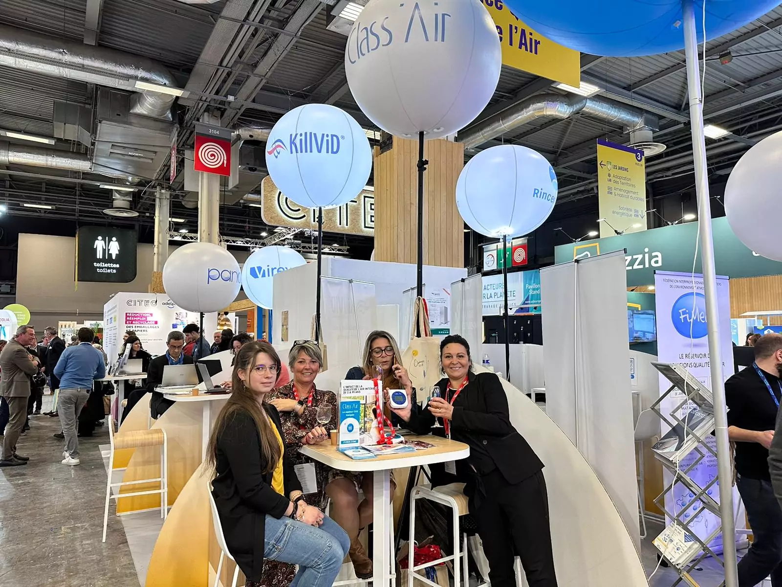 2 ballons sur tr&eacute;pieds