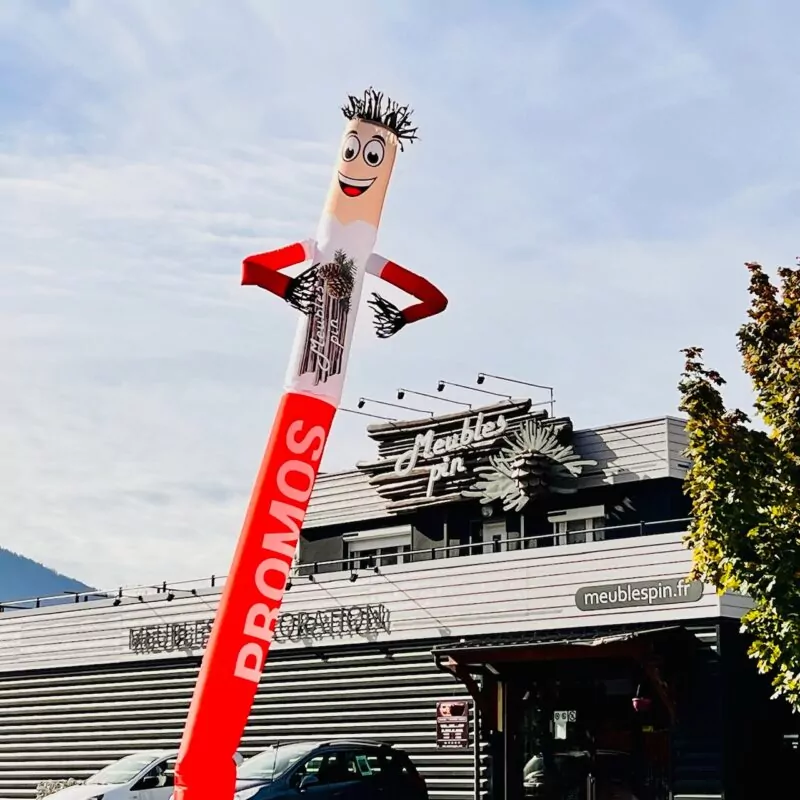 opération promotionnelle de la boutique Meubles Pin à Albertville avec un skydancer dynamique de 6m